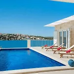 Villa Luxury Sea Side With Heated Pool