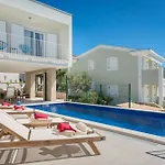 Luxury Sea Side With Heated Pool