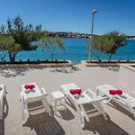 Luxury Sea Side With Heated Pool