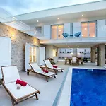 Luxury Sea Side With Heated Pool Villa