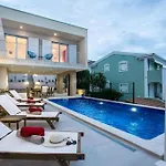 Luxury Sea Side With Heated Pool