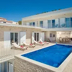 Luxury Sea Side With Heated Pool Villa *