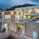 Villa Luxury Sea Side With Heated Pool