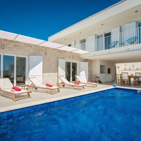 Villa Luxury Sea Side With Heated Pool