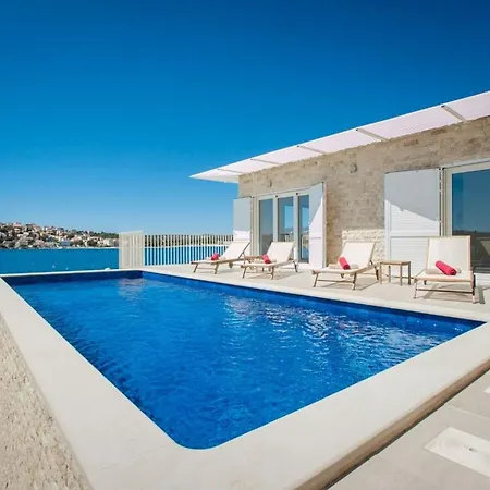 Luxury Sea Side With Heated Pool Villa *