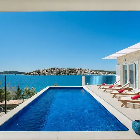 Luxury Sea Side With Heated Pool 로고즈니차