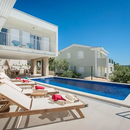 Luxury Sea Side With Heated Pool 로고즈니차