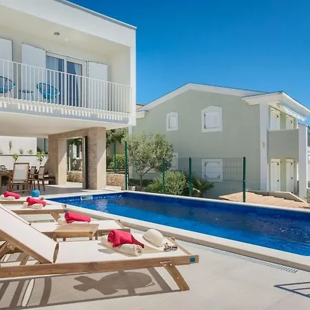 Luxury Sea Side With Heated Pool
