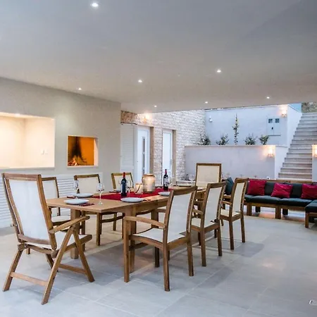 Luxury Sea Side With Heated Pool Villa