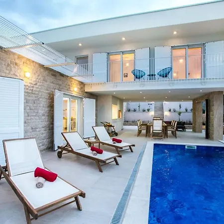 Luxury Sea Side With Heated Pool Villa