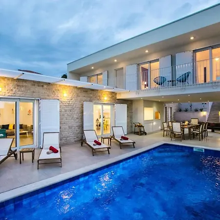 Luxury Sea Side With Heated Pool 로고즈니차