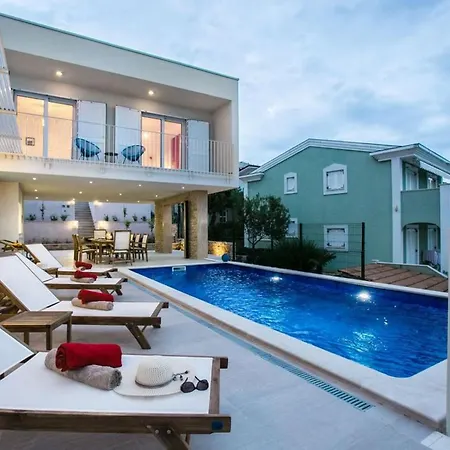 Luxury Sea Side With Heated Pool