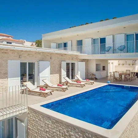 Luxury Sea Side With Heated Pool Villa *
