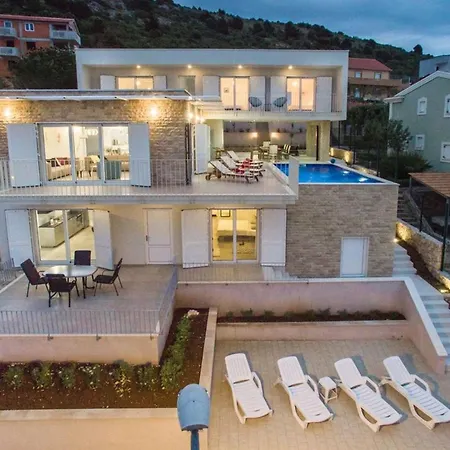 빌라 Luxury Sea Side With Heated Pool 로고즈니차