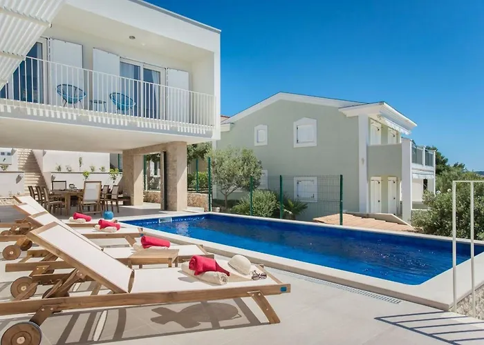 Luxury Sea Side With Pool