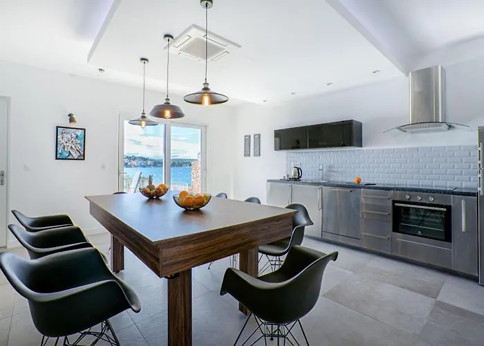 Luxury Sea Side With Pool