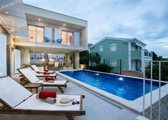 Luxury Sea Side With Pool